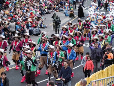 Tenerife, İspanya - mar 05, 2019: Santa Cruz de Tenerife sokaklarında ünlü karnaval festivali, vurmalı çalgıların ritmine uygun karakterler ve gruplar.