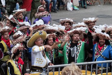 Tenerife, İspanya - mar 05, 2019: Santa Cruz de Tenerife sokaklarında ünlü karnaval festivali, vurmalı çalgıların ritmine uygun karakterler ve gruplar.