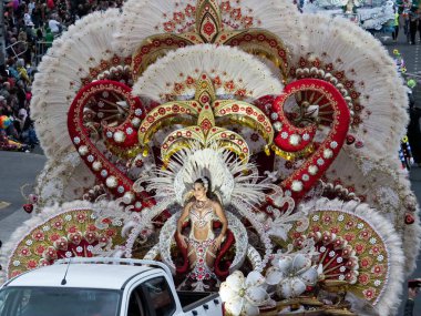 Tenerife, İspanya - mar 05, 2019: Santa Cruz de Tenerife sokaklarında ünlü karnaval festivali, vurmalı çalgıların ritmine uygun karakterler ve gruplar.