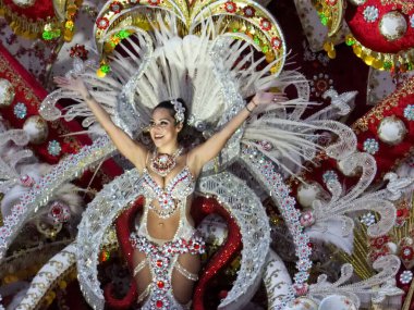 Tenerife, İspanya - mar 05, 2019: Santa Cruz de Tenerife sokaklarında ünlü karnaval festivali, vurmalı çalgıların ritmine uygun karakterler ve gruplar.
