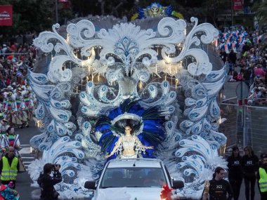 Tenerife, İspanya - mar 05, 2019: Santa Cruz de Tenerife sokaklarında ünlü karnaval festivali, vurmalı çalgıların ritmine uygun karakterler ve gruplar.