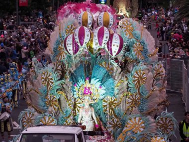 Tenerife, İspanya - mar 05, 2019: Santa Cruz de Tenerife sokaklarında ünlü karnaval festivali, vurmalı çalgıların ritmine uygun karakterler ve gruplar.