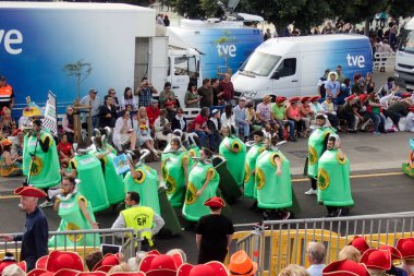 Tenerife, İspanya - mar 05, 2019: Santa Cruz de Tenerife sokaklarında ünlü karnaval festivali, vurmalı çalgıların ritmine uygun karakterler ve gruplar.