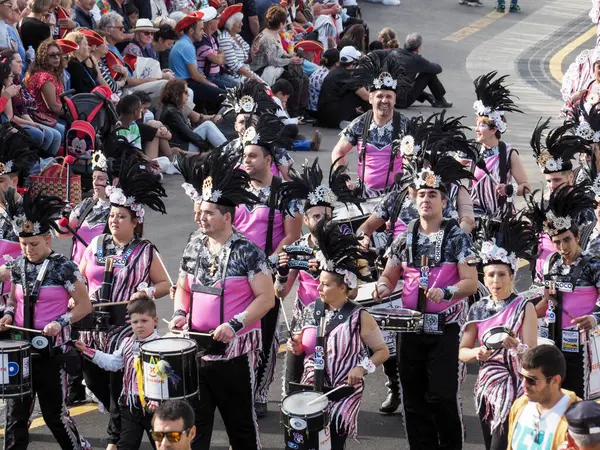 Tenerife, İspanya - mar 05, 2019: Santa Cruz de Tenerife sokaklarında ünlü karnaval festivali, vurmalı çalgıların ritmine uygun karakterler ve gruplar.