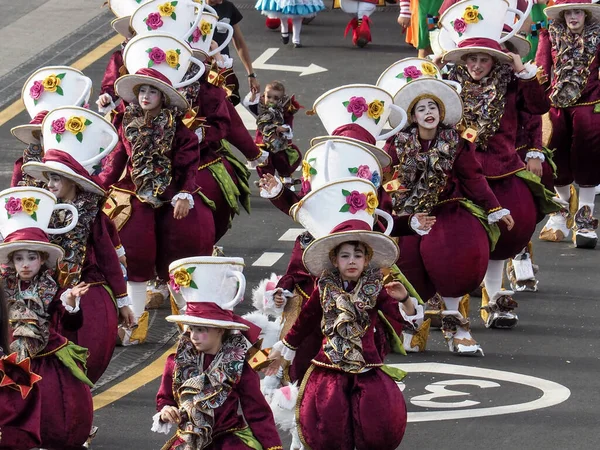 Tenerife, İspanya - mar 05, 2019: Santa Cruz de Tenerife sokaklarında ünlü karnaval festivali, vurmalı çalgıların ritmine uygun karakterler ve gruplar.