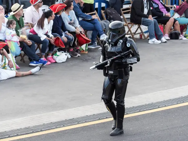 Tenerife, İspanya - mar 05, 2019: Santa Cruz de Tenerife sokaklarında ünlü karnaval festivali, vurmalı çalgıların ritmine uygun karakterler ve gruplar.