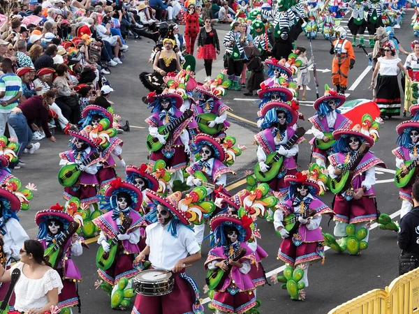 Tenerife, İspanya - mar 05, 2019: Santa Cruz de Tenerife sokaklarında ünlü karnaval festivali, vurmalı çalgıların ritmine uygun karakterler ve gruplar.