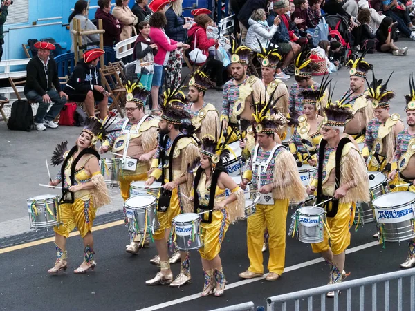 Tenerife, İspanya - mar 05, 2019: Santa Cruz de Tenerife sokaklarında ünlü karnaval festivali, vurmalı çalgıların ritmine uygun karakterler ve gruplar.