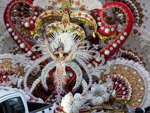 Tenerife, İspanya - mar 05, 2019: Santa Cruz de Tenerife sokaklarında ünlü karnaval festivali, vurmalı çalgıların ritmine uygun karakterler ve gruplar.