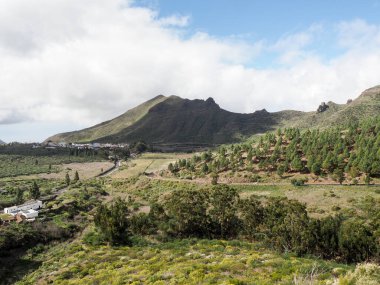 El Tanque, İspanya: bölgenin tepe manzarası ve lav dağları.
