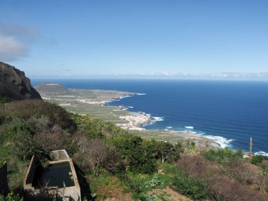 El Tanque, İspanya: Kıyı ve lav dağlarının okyanus manzarası.