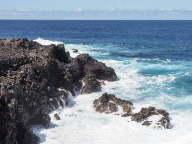 Buenavista del Norte, İspanya: Okyanusun kenarında patikası olan kıyı manzarası