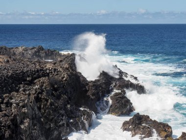 Buenavista del Norte, İspanya: Okyanusun kenarında patikası olan kıyı manzarası