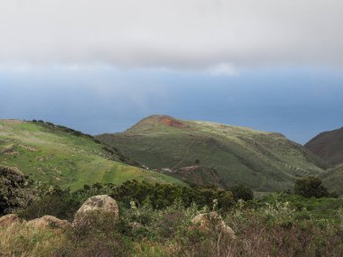 Tenerife, İspanya: Teno Alta bölgesindeki adanın iç kesimlerindeki Hilly panoraması.