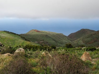 Tenerife, İspanya: Teno Alta bölgesindeki adanın iç kesimlerindeki Hilly panoraması.