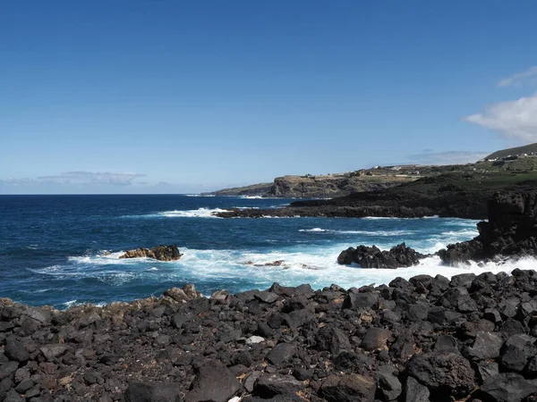 Buenavista del Norte, İspanya: Okyanusun kenarında patikası olan kıyı manzarası