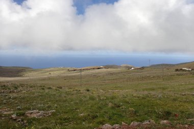 Tenerife, İspanya: Teno Alta bölgesindeki adanın iç kesimlerindeki Hilly panoraması.