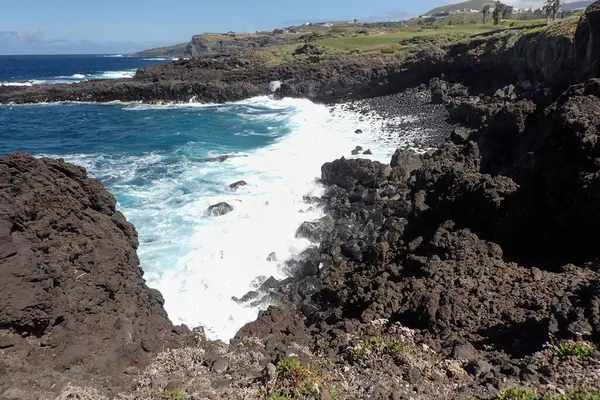 Buenavista del Norte, İspanya: Okyanusun kenarında patikası olan kıyı manzarası