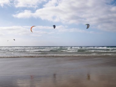 Lanzarote, İspanya: Famara plajında uçurtma