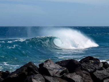 Lanzarote, İspanya: Kosta Teguise bölgesinde doğu kıyısında okyanus dalgaları