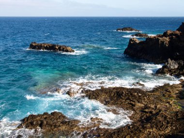 Lanzarote, İspanya: Lanzarote, İspanya - 2 Haziran 2018: Charco de Palo bölgesindeki kayalık kıyı