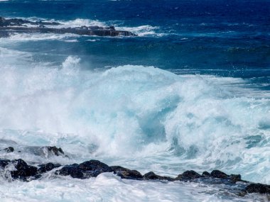 Lanzarote, İspanya: La Charca bölgesinde doğu kıyısında okyanus dalgaları