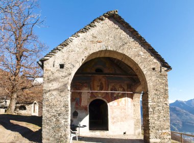 Sementina, İsviçre - 9 Aralık 2016: Kilise St. Bernard Mornera üzerinde kestane içinde. Antik Romanesk kilise, zenginleştirilmiş 