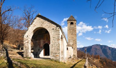 Sementina, İsviçre - 9 Aralık 2016: Kilise St. Bernard Mornera üzerinde kestane içinde. Antik Romanesk kilise, zenginleştirilmiş 