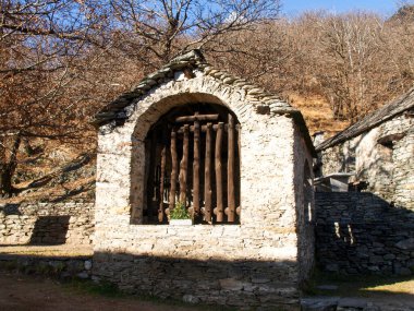 Sementina, İsviçre - 9 Aralık 2016: Kilise St. Bernard Mornera üzerinde kestane içinde. Antik Romanesk kilise, zenginleştirilmiş 