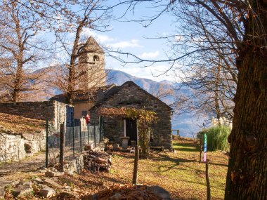 Sementina, İsviçre - 9 Aralık 2016: Kilise St. Bernard Mornera üzerinde kestane içinde. Antik Romanesk kilise, zenginleştirilmiş 