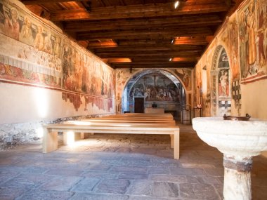 Sementina, İsviçre - 9 Aralık 2016: Kilise St. Bernard Mornera üzerinde kestane içinde. Antik Romanesk kilise, zenginleştirilmiş 