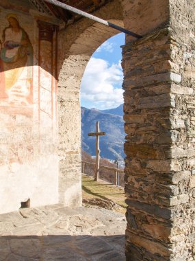 Sementina, İsviçre - 9 Aralık 2016: Kilise St. Bernard Mornera üzerinde kestane içinde. Antik Romanesk kilise, zenginleştirilmiş 