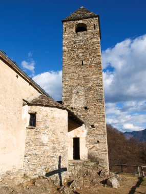 Sementina, İsviçre - 9 Aralık 2016: Kilise St. Bernard Mornera üzerinde kestane içinde. Antik Romanesk kilise, zenginleştirilmiş 