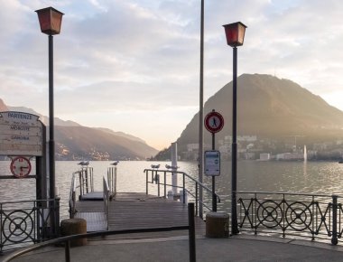 Lugano, İsviçre: Lake Lugano iskelede kenarındaki dinlenme martılar