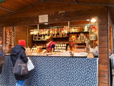 Lugano, İsviçre - 18 Aralık 2016: Noel pazarı ile kulübe yaktı ve gece renkleri ile dekore edilmiş.