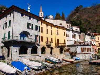 Valsolda, İtalya - 10 Mart 2017: Lugano Gölü kıyısındaki tarihi köy