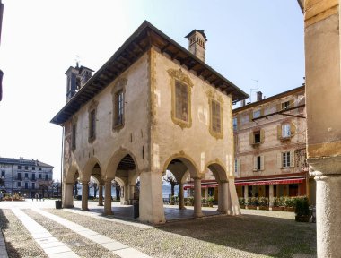 Orta San Giulio, İtalya - 13 Mart 2017: Orta Gölü 'nün doğu kıyısında yer alan bir köy