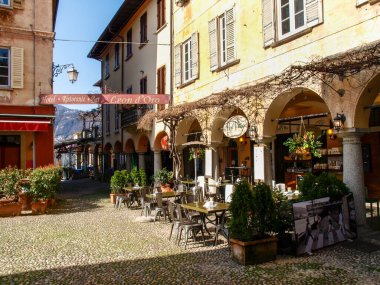 Orta San Giulio, İtalya - 13 Mart 2017: Orta Gölü 'nün doğu kıyısında yer alan bir köy