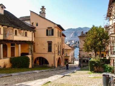 Orta San Giulio, İtalya - 13 Mart 2017: Orta Gölü 'nün doğu kıyısında yer alan bir köy