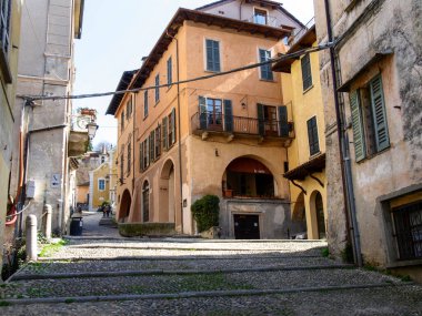 Orta San Giulio, İtalya - 13 Mart 2017: Orta Gölü 'nün doğu kıyısında yer alan bir köy