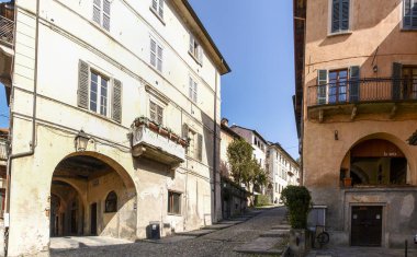 Orta San Giulio, İtalya - 13 Mart 2017: Orta Gölü 'nün doğu kıyısında yer alan bir köy