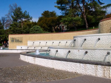 Lozan, İsviçre - 1 Nisan 2017: Olimpiyat Müzesi 'nin park ve heykelleri