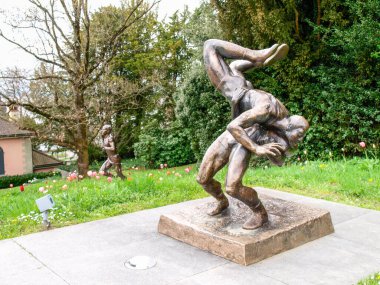 Lozan, İsviçre - 1 Nisan 2017: İsviçre 'nin Lozan kentindeki parkta heykel.