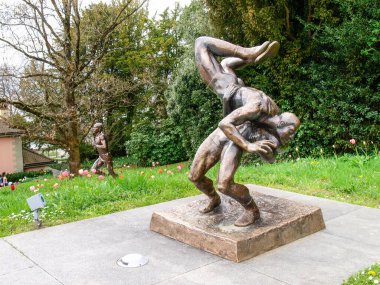 Lozan, İsviçre - 1 Nisan 2017: İsviçre 'nin Lozan kentindeki parkta heykel.