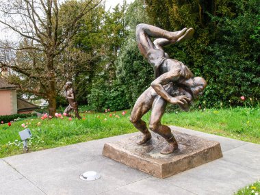 Lozan, İsviçre - 1 Nisan 2017: İsviçre 'nin Lozan kentindeki parkta heykel.