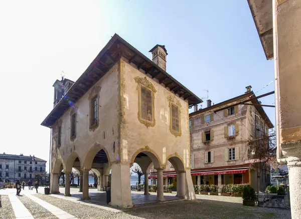 Orta San Giulio, İtalya - 13 Mart 2017: Orta Gölü 'nün doğu kıyısında yer alan bir köy