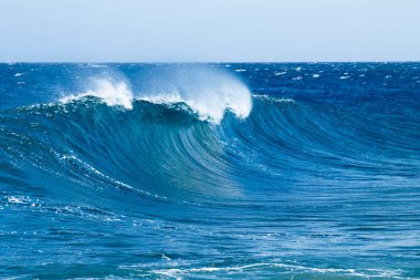 Lanzarote, İspanya: Kosta Teguise bölgesinde doğu kıyısında okyanus dalgaları