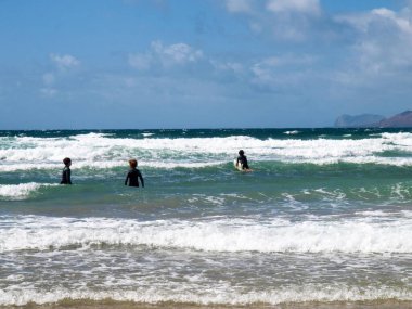 Lanzarote, İspanya: Adanın kuzey kesimindeki famara plajında sörfçü