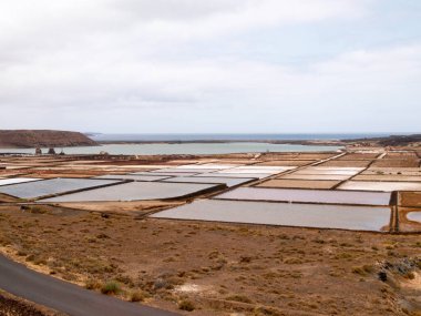 Lanzarote, İspanya: Ada kıyıları boyunca açık havada kurutucu tuzlar.