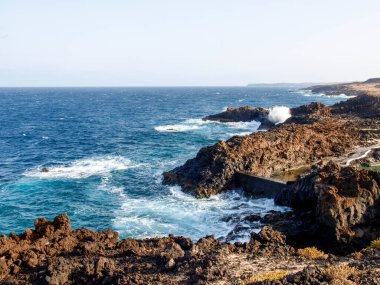 Lanzarote, İspanya: Charco de Palo bölgesindeki kayalık kıyı